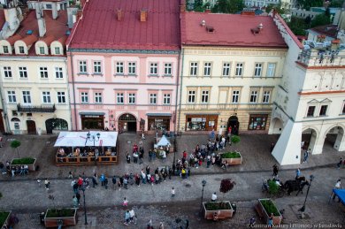 Noc Zwiedzania Rynku za nami! widok z góry na kolejkę zwiedzających podczas Nocy Zwiedzania Rynku 2023