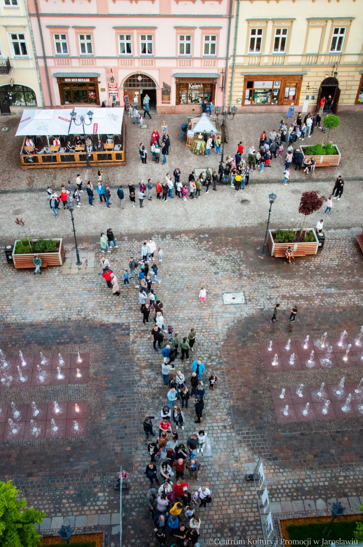 widok z góry na kolejkę zwiedzających podczas Nocy Zwiedzania Rynku 2023