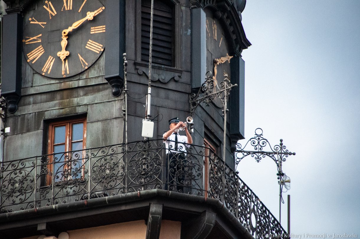 trebacz podczas odgrywania hejnału miasta Jarosławia w Trakcie Nocy Zwiedzania Rynku