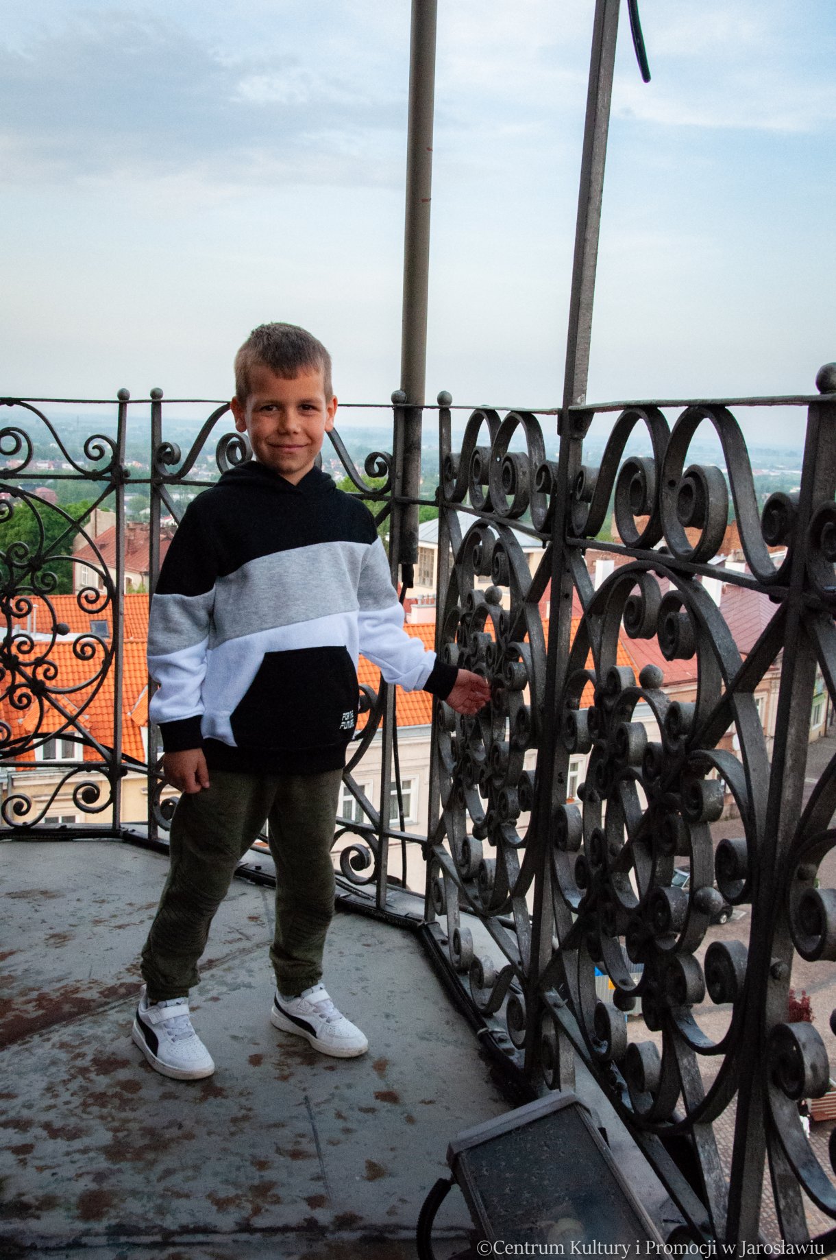 uczestnik Nocy Zwiedzania Rynku na wieży zegarowej