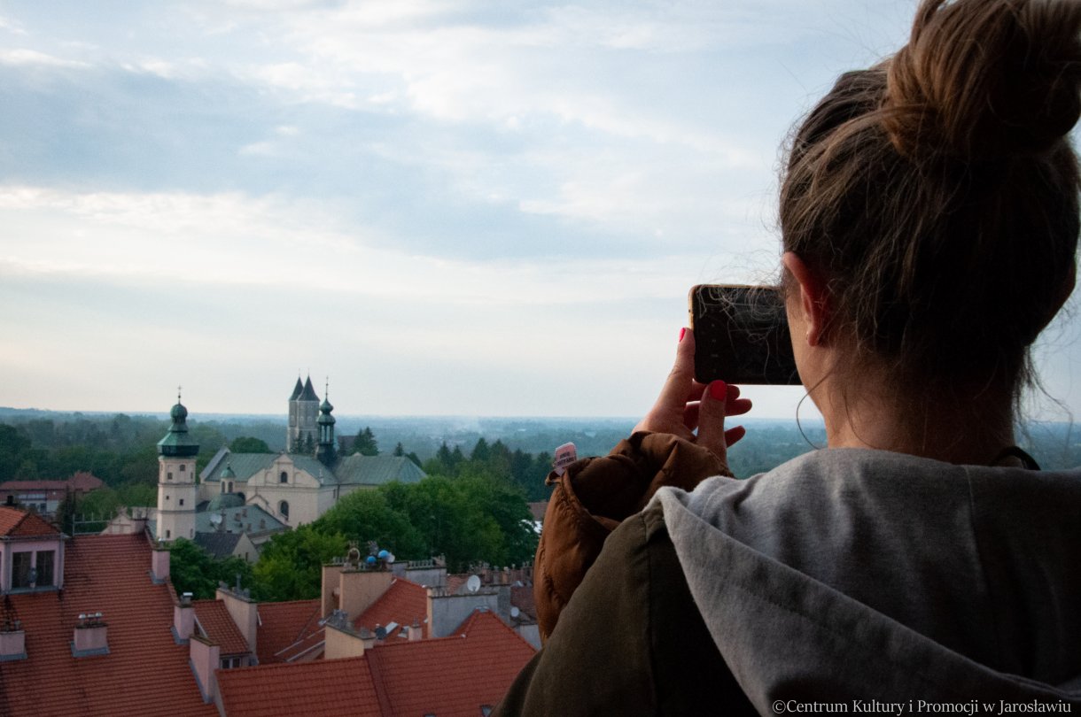 uczestniczka Nocy Zwiedzania Rynku na wieży zegarowej