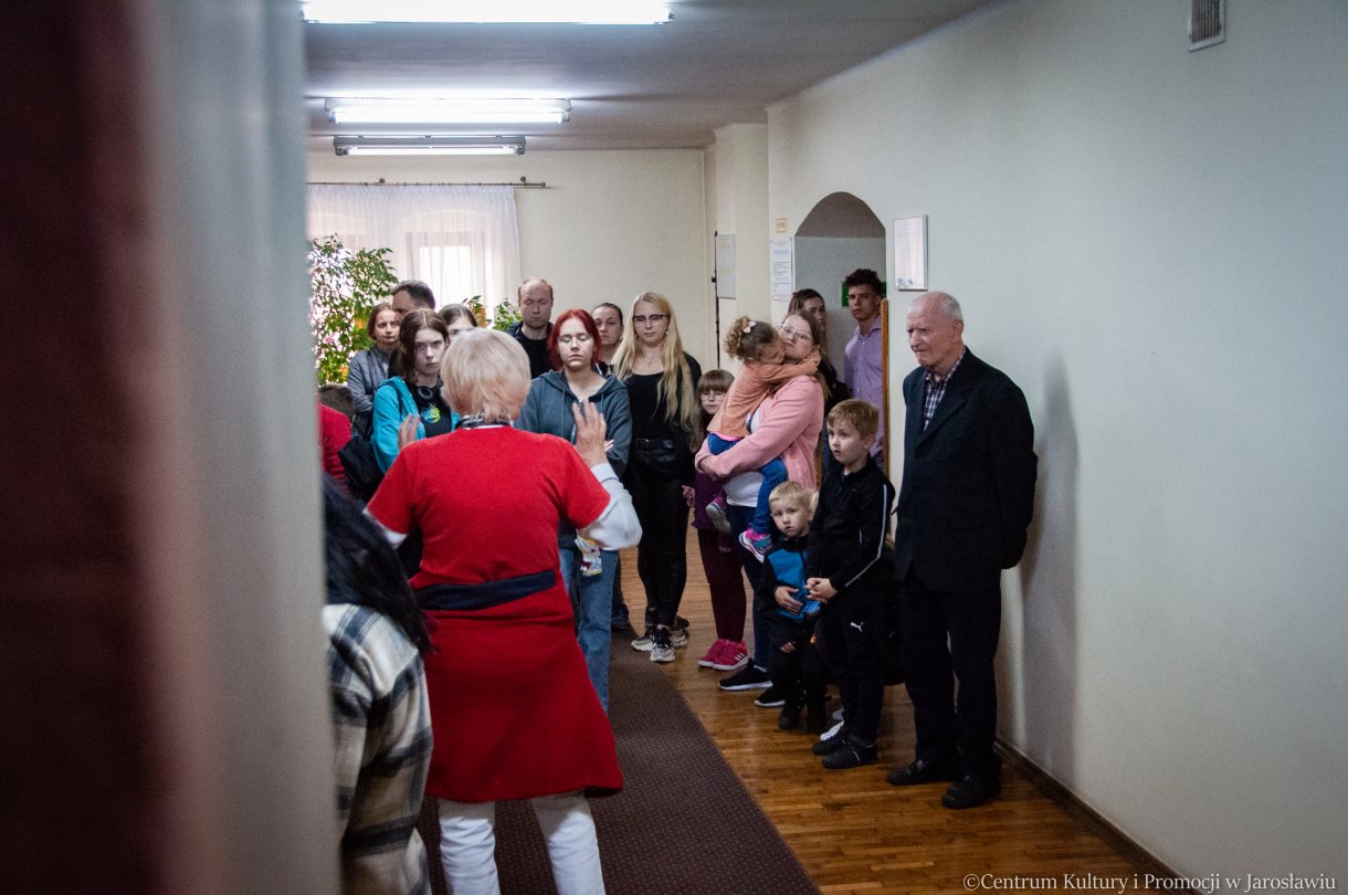 uczestnicy Nocy Zwiedzania Rynku przed wejściem na wieżę zegarową