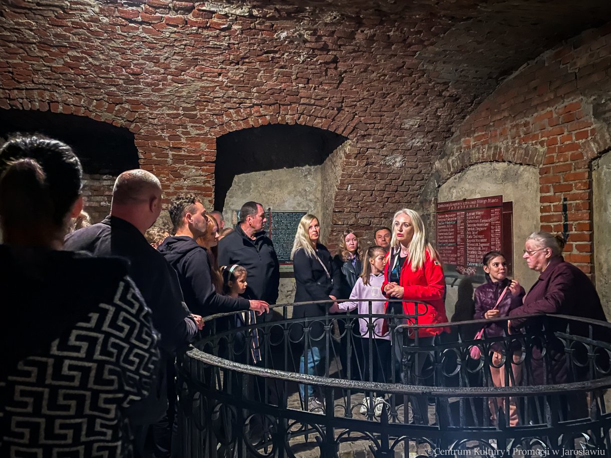 uczestnicy Nocy zwiedzania Rynku 2023 zwiedzają podziemną trasę turystyczna w Jarosławiu