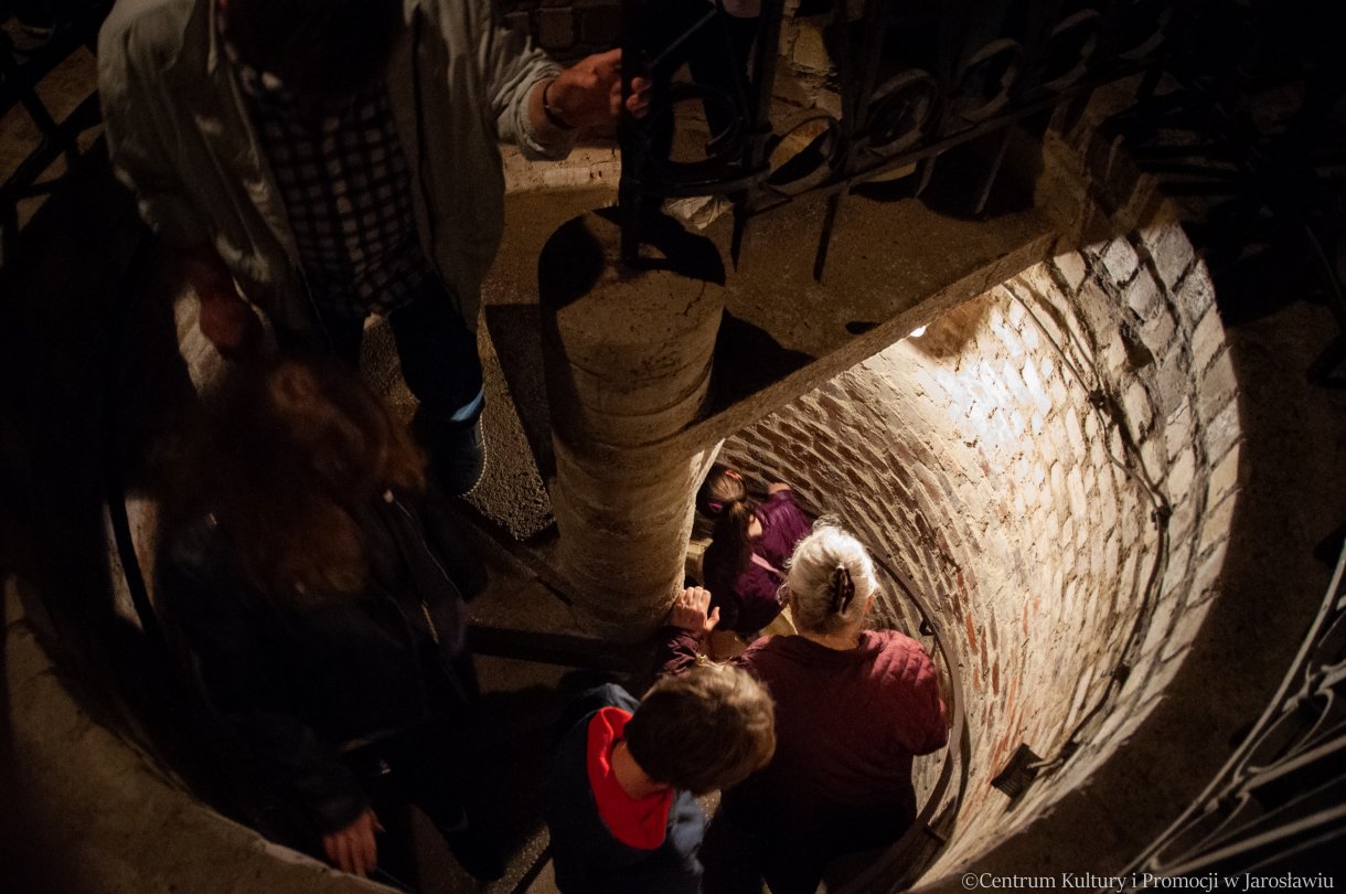 uczestnicy Nocy zwiedzania Rynku 2023 zwiedzają podziemną trasę turystyczna w Jarosławiu