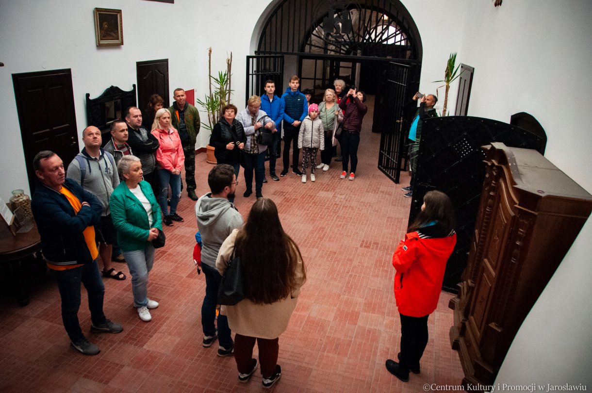 uczestnicy Nocy zwiedzania Rynku 2023 zwiedzają podziemną trasę turystyczna w Jarosławiu