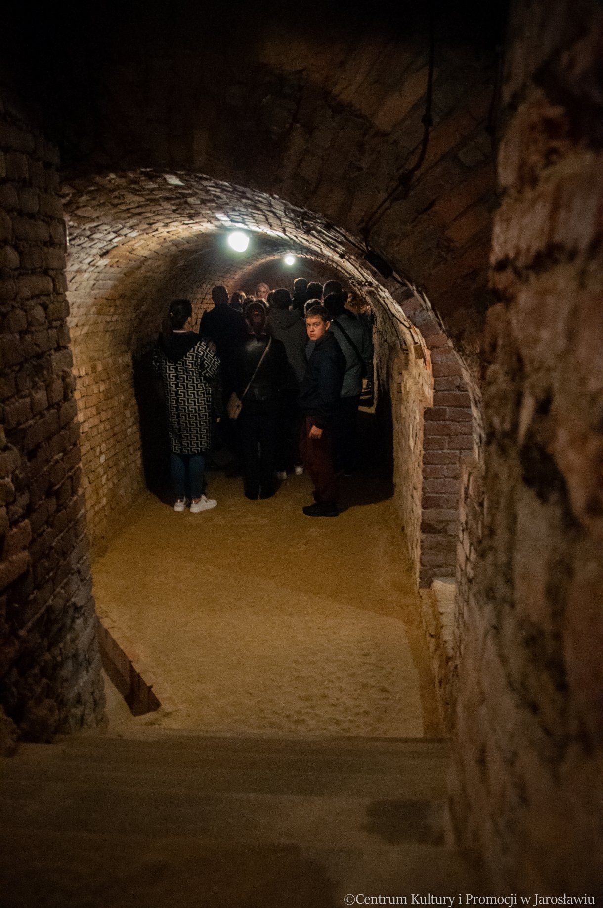 uczestnicy Nocy zwiedzania Rynku 2023 zwiedzają podziemną trasę turystyczna w Jarosławiu