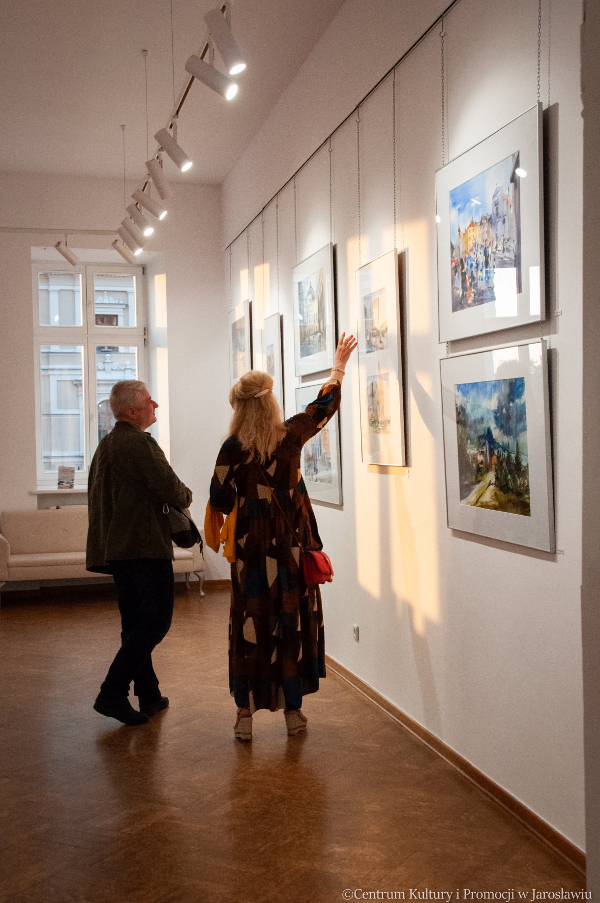 uczestnicy Nocy Zwiedzania Rynku podczas oglądania wystawy w Galerii Głównej u Attavantich