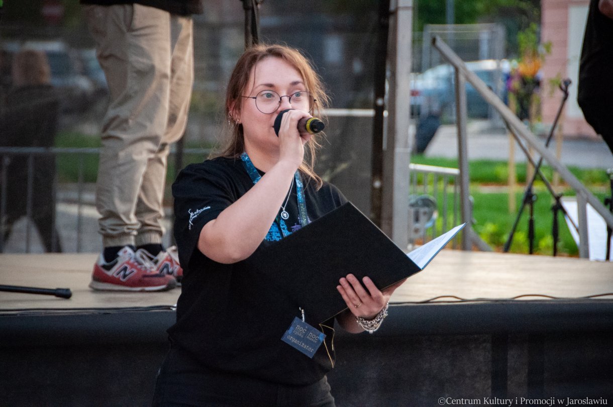 prowadząca część artystyczna podczas jarosławskiej Nocy Zwiedzania Rynku 2023