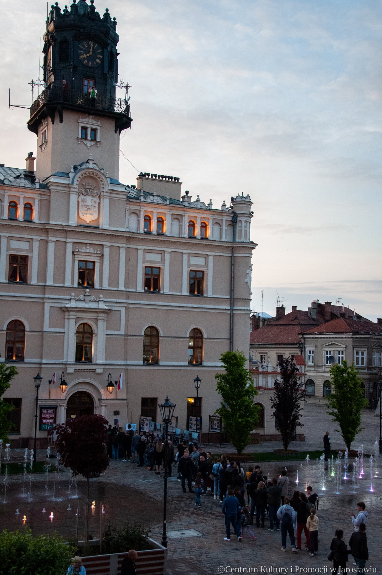 widok na ratusz jarosławski i kolejkę zwiedzających przed nim podczas Nocy Zwiedzania Rynku 2023