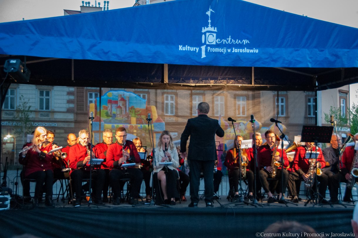 występ Jarosławskiej Orkiestry Detej Laudate Dominum podczas Nocy Zwiedzania Rynku 2023