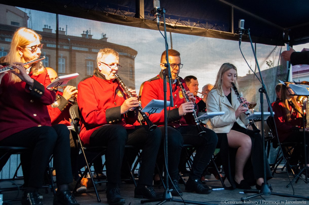 występ Jarosławskiej Orkiestry Detej Laudate Dominum podczas Nocy Zwiedzania Rynku 2023