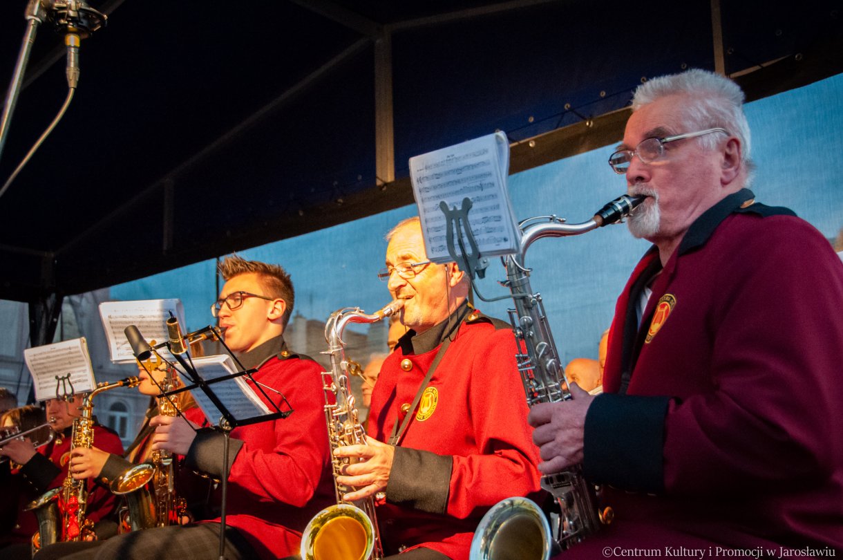 występ Jarosławskiej Orkiestry dętej Laudate Dominum podczas Nocy Zwiedzania Rynku 2023
