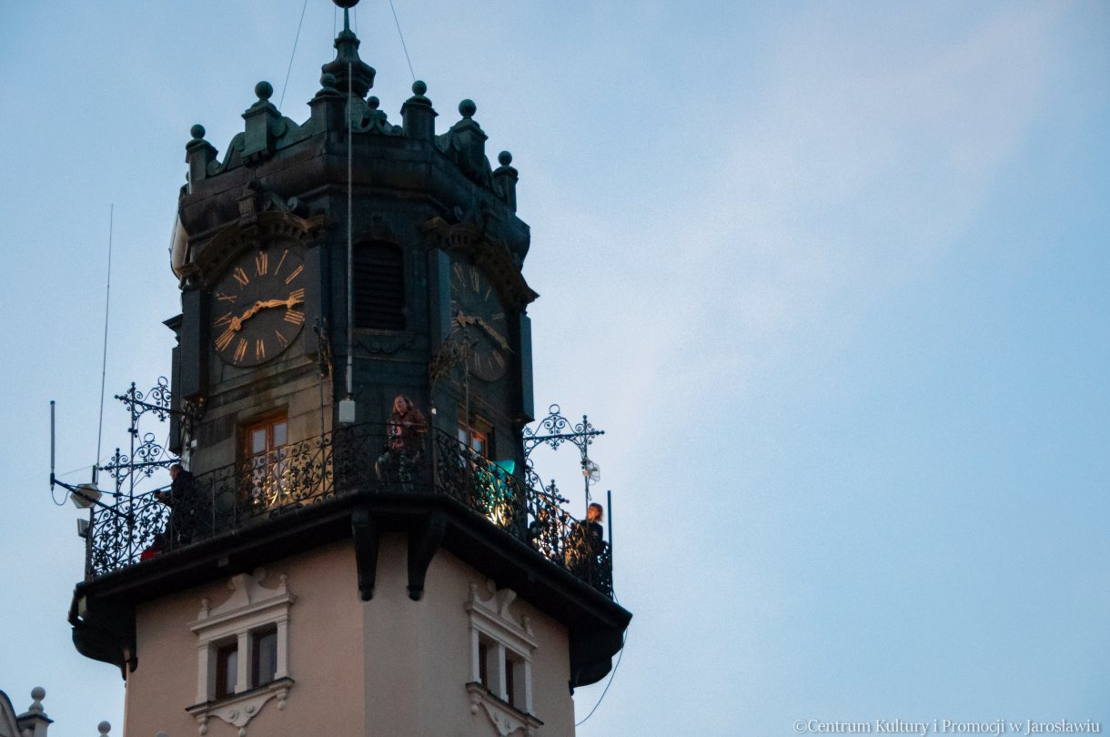 wieża zegarowa jarosławskiego ratusza z uczestnikami Nocy Zwiedzania Rynku 2023