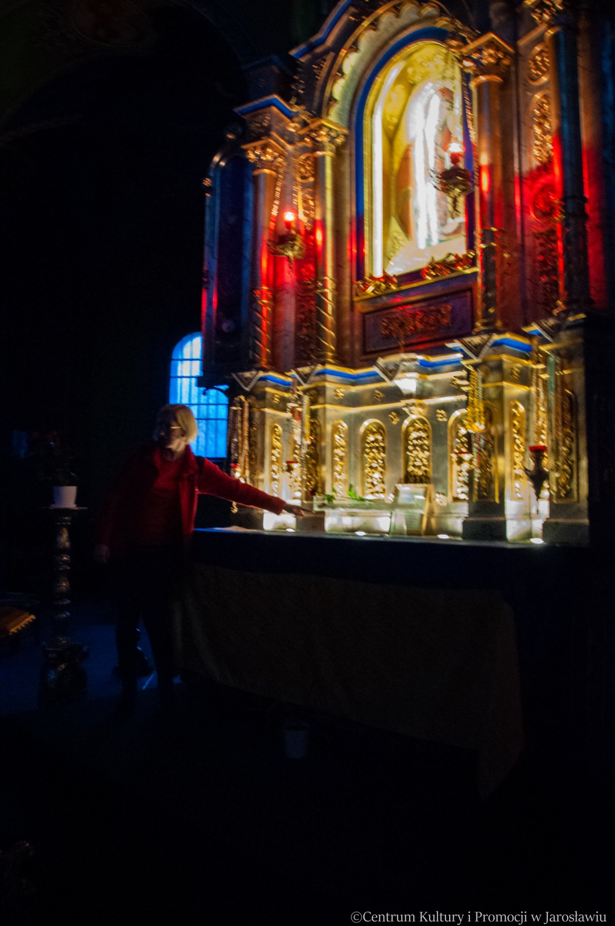 wizyta w cerkwi w Jarosławiu podczas Nocy Zwiedzania Rynku 2023, przewodnik opowiada o cudownej ikonie