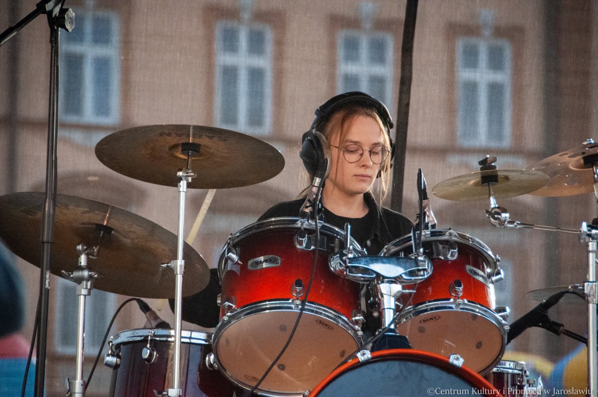 uczeń ZPSM w Jarosławiu podczas występu w ramach Nocy Zwiedzania Rynku 2023