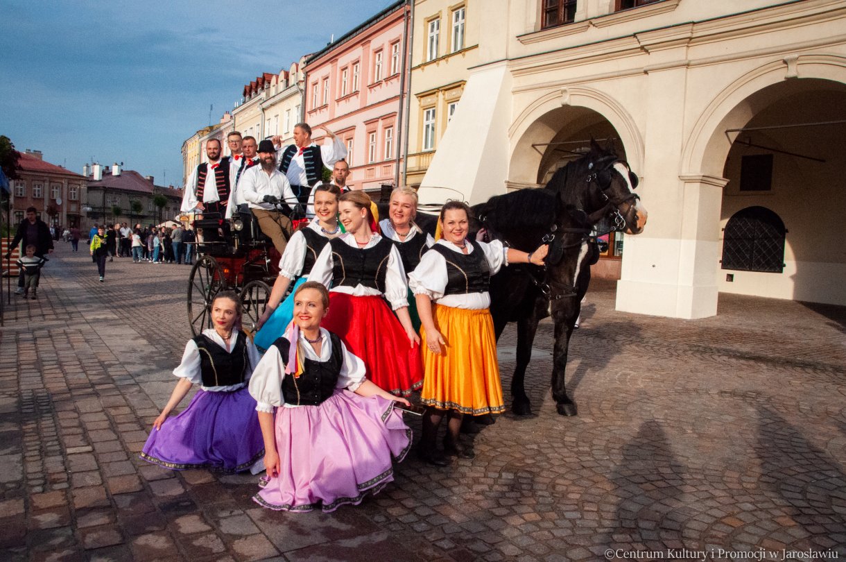 tancerze powiatowego ogniska baletowego w jarosławiu pozują przy bryczce podczas Nocy Zwiedzania Rynku 2023