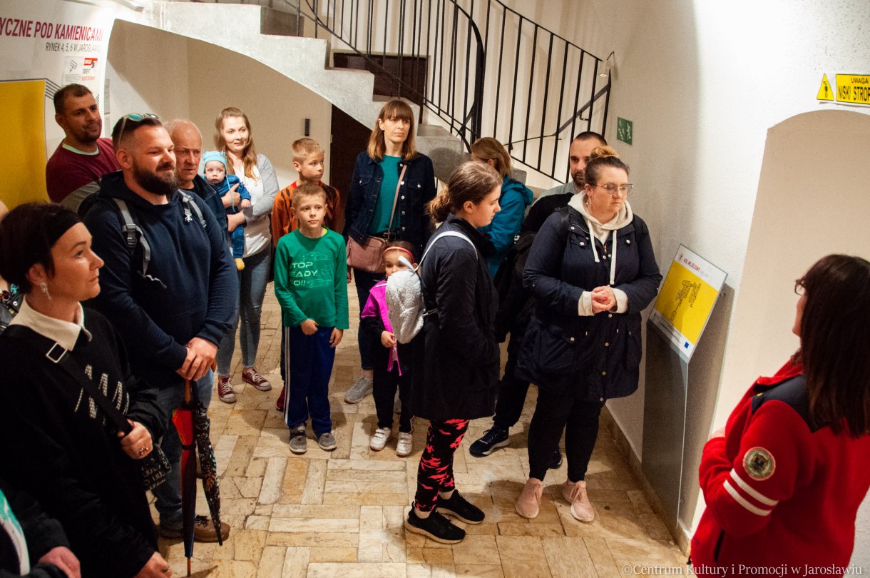 uczestnicy zwiedzania Podziemnego Przejścia Turystycznego w Jarosławiu podczas Nocy Zwiedzania Rynku 2023