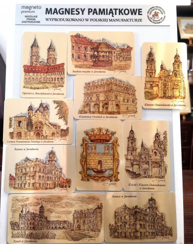 Magnesy metalizowane Wraz z wiosną takie obiekty jak: ratusz, kamienica Orsettich, sanktuarium Matki Bożej Bolesnej, cerkiew pw. Przemienienia Pańskiego, Jaroslawskie Opactwo, herb miasta i studnia w rynku zyskały nowe, akwarelowe oblicze. Wymiar 6 x 9 cm: 20 zł Wymiar 6,5 x 12 cm: 25 zł