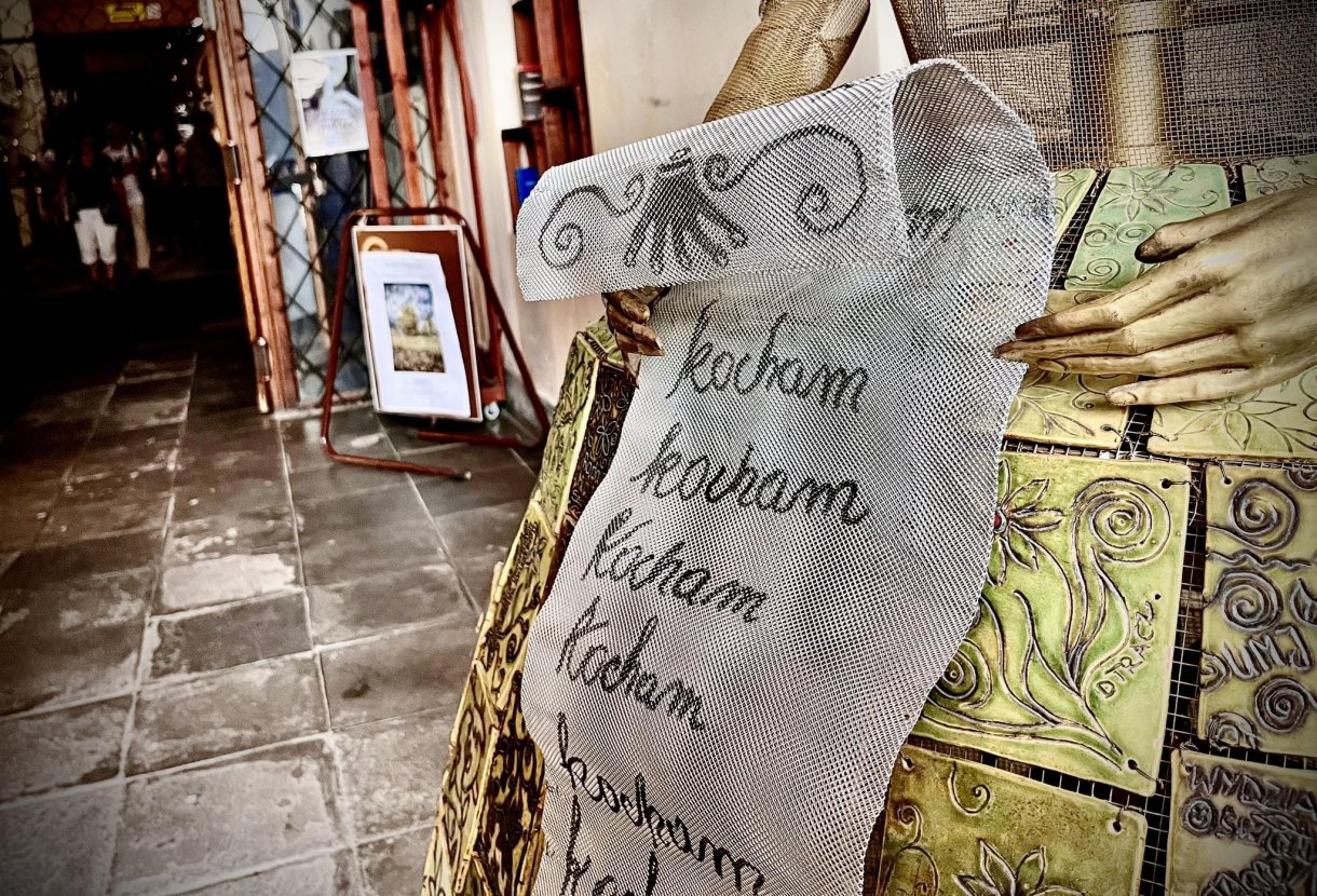 zbliżenie na element dekoracyjny rozwijającego się pergaminu z napisem 