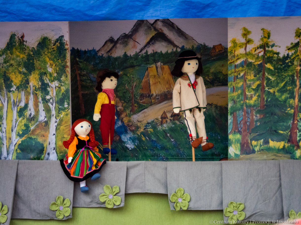 kukiełkowa postać występująca w bajce, dziewczynka, chłopiec i góral