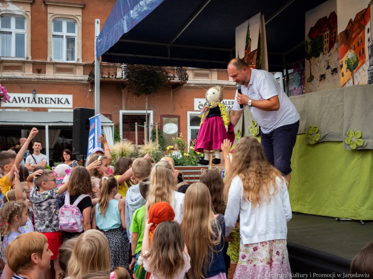 dzieci ogladające lalki wystepujące w przedstawieniu