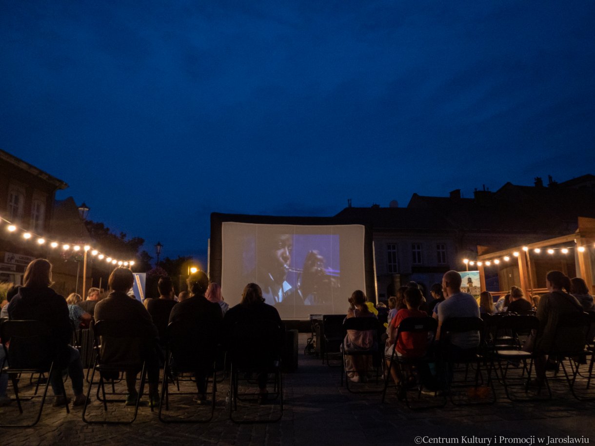 widzowie oglądają musical Chicago podczas seansu plenerowego