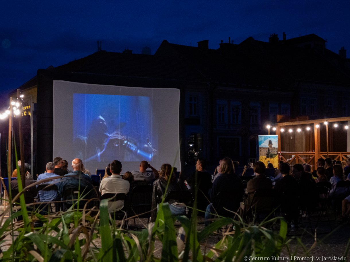 widzowie oglądają musical Chicago podczas seansu plenerowego