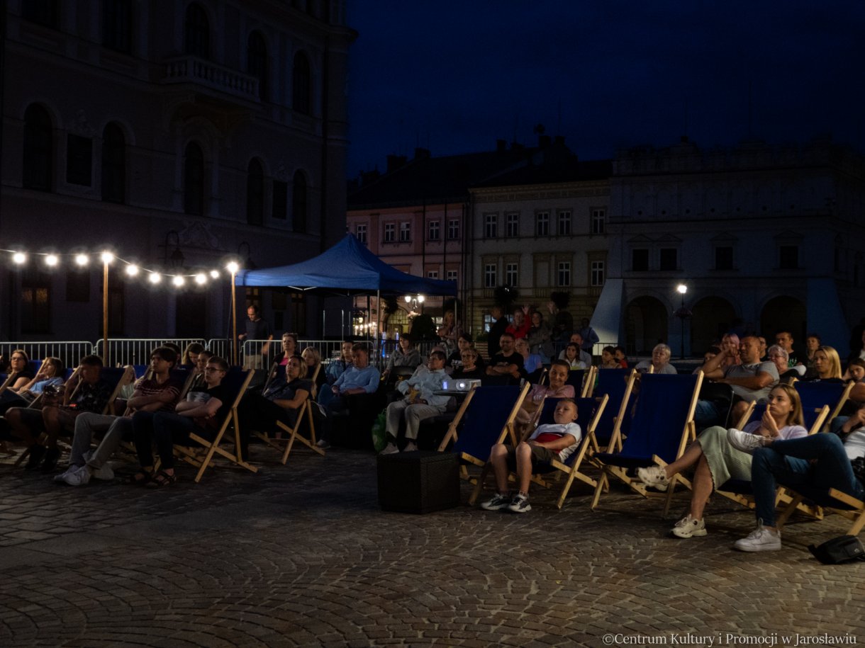 widzowie oglądają musical Chicago podczas seansu plenerowego