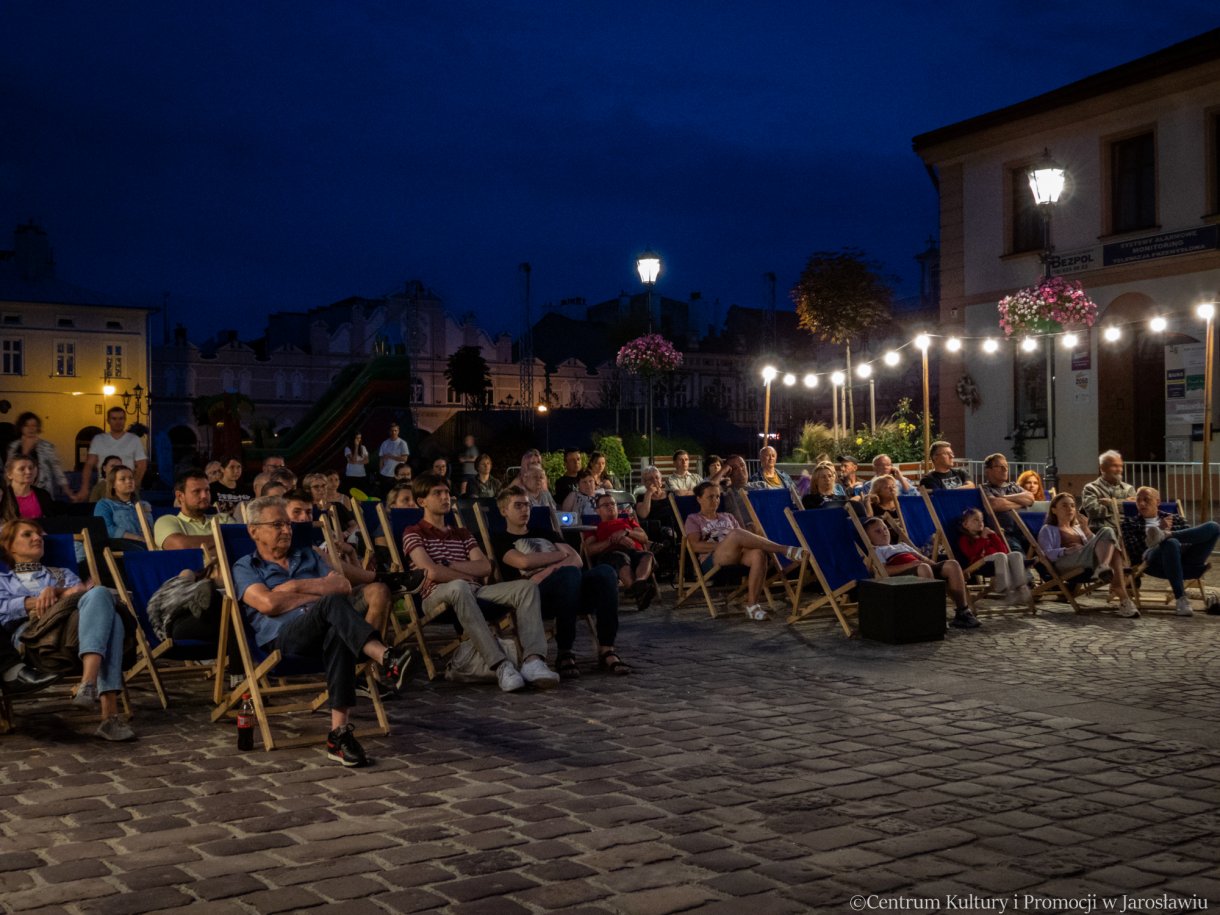 widzowie oglądają musical Chicago podczas seansu plenerowego