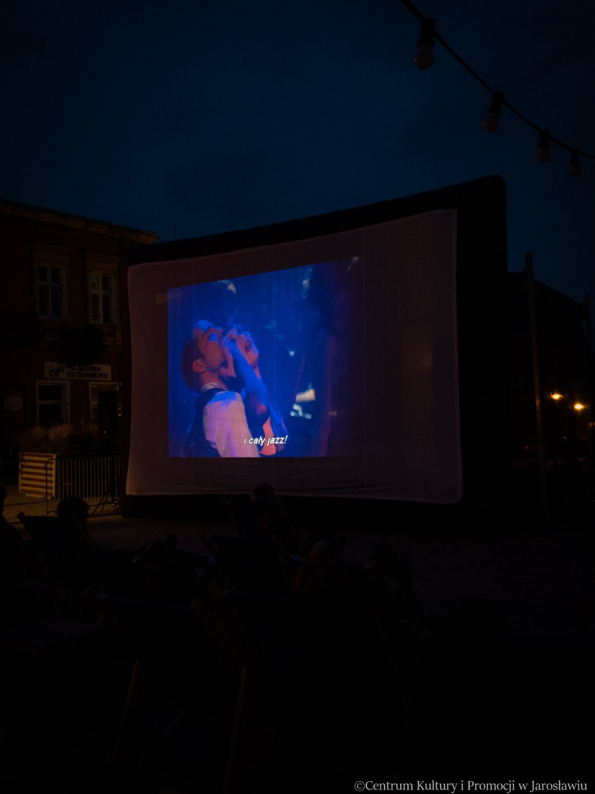 widzowie oglądają musical Chicago podczas seansu plenerowego