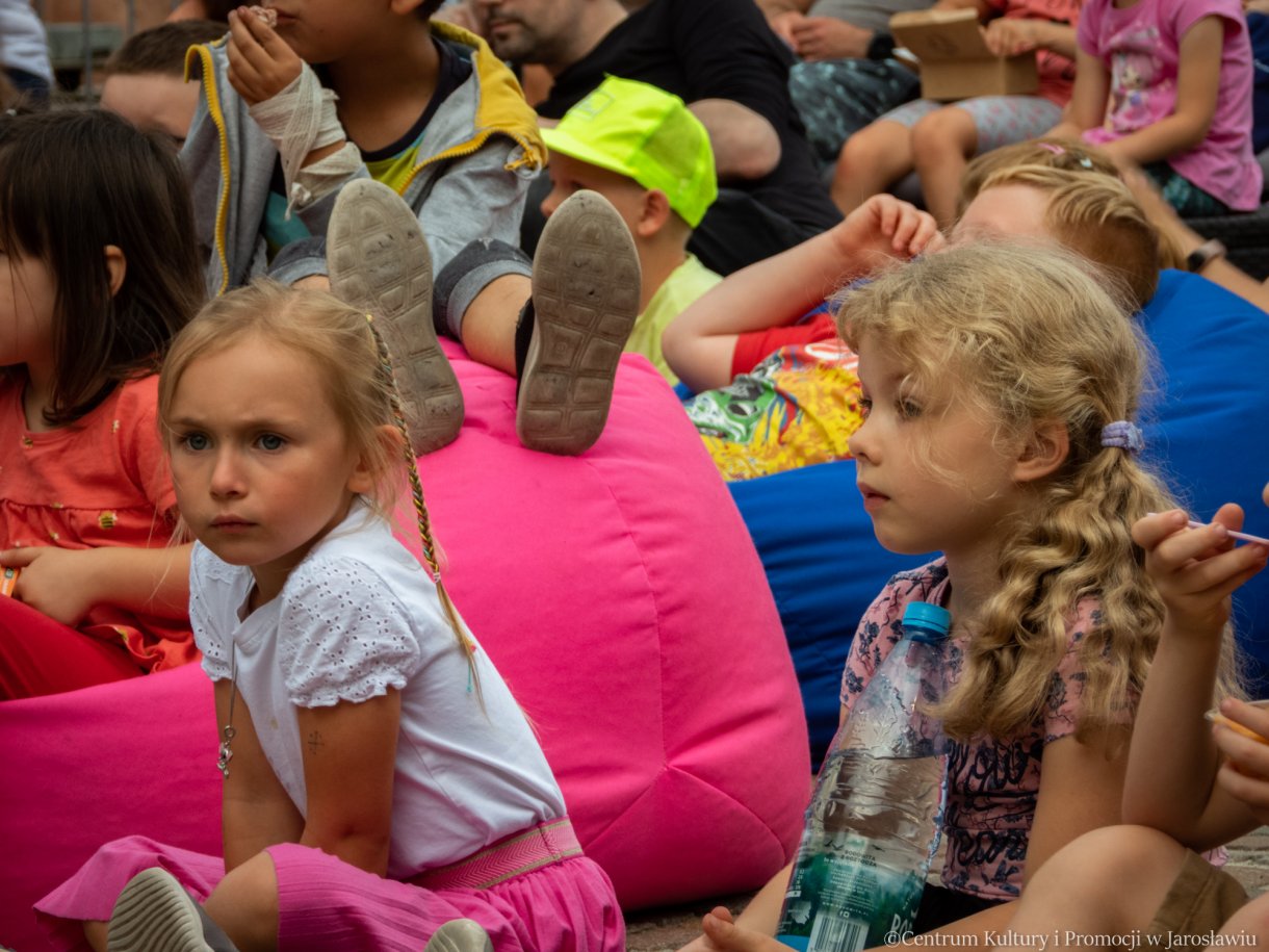 dzieci oglądające spektakl