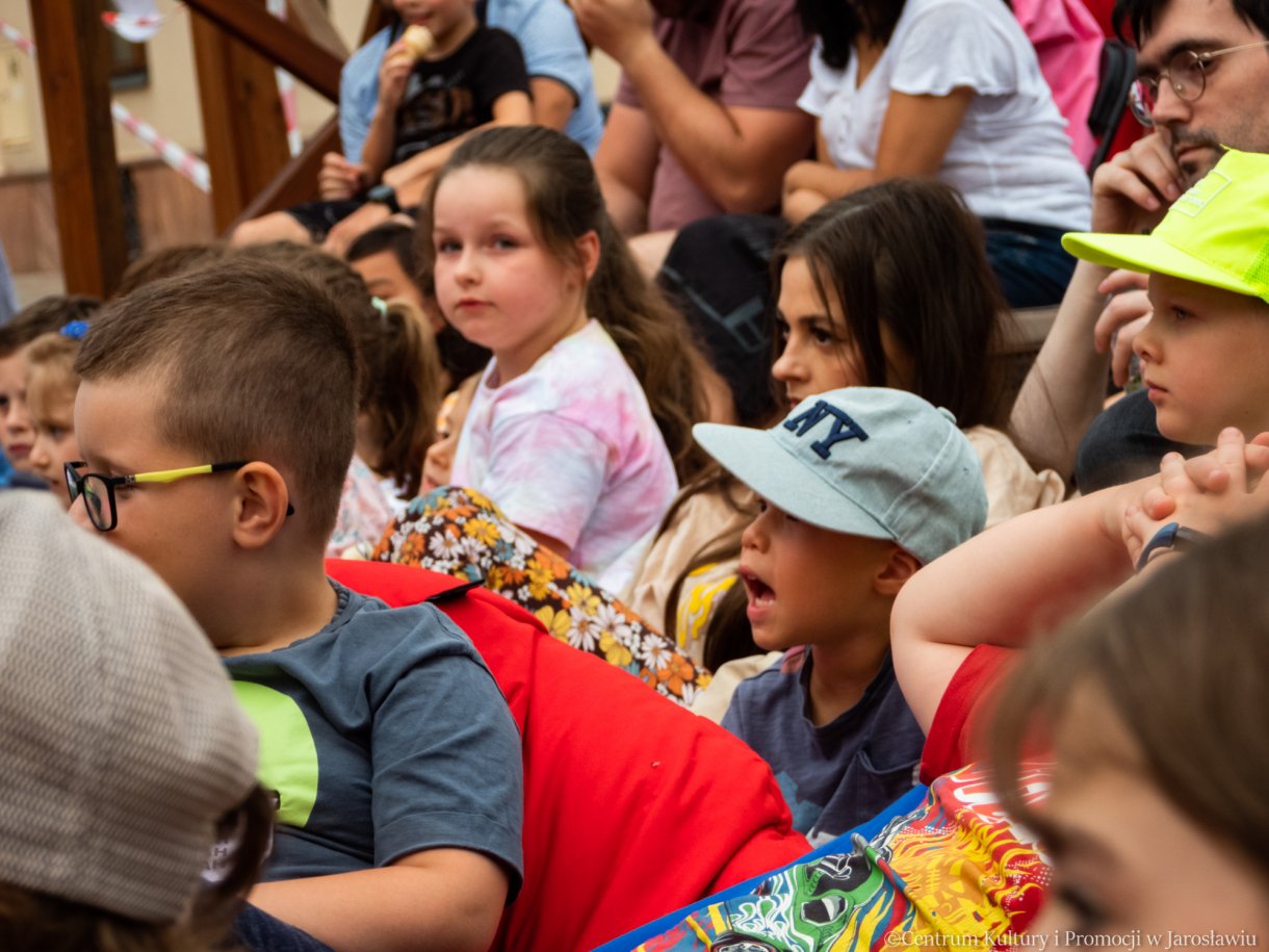 dzieci oglądające spektakl