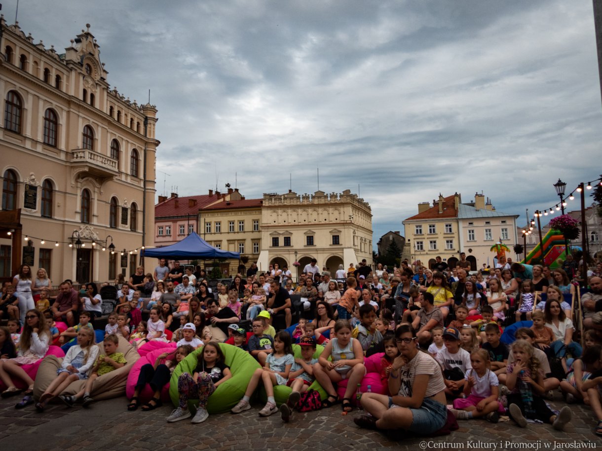 dzieci oglądające spektakl w tle jarosławskie kamienice