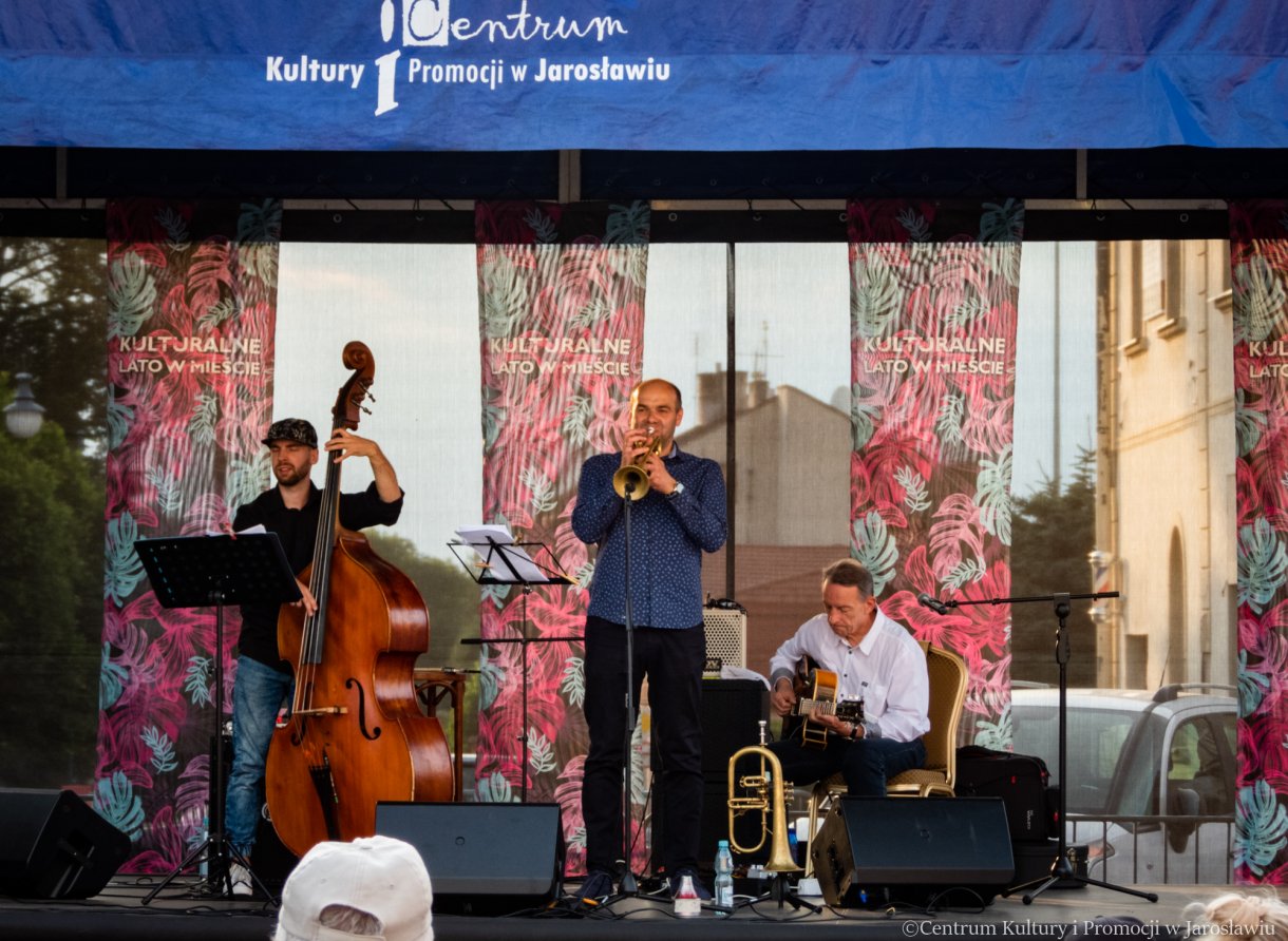 Chcek Point Trio podczas występu - gitara akustyczna