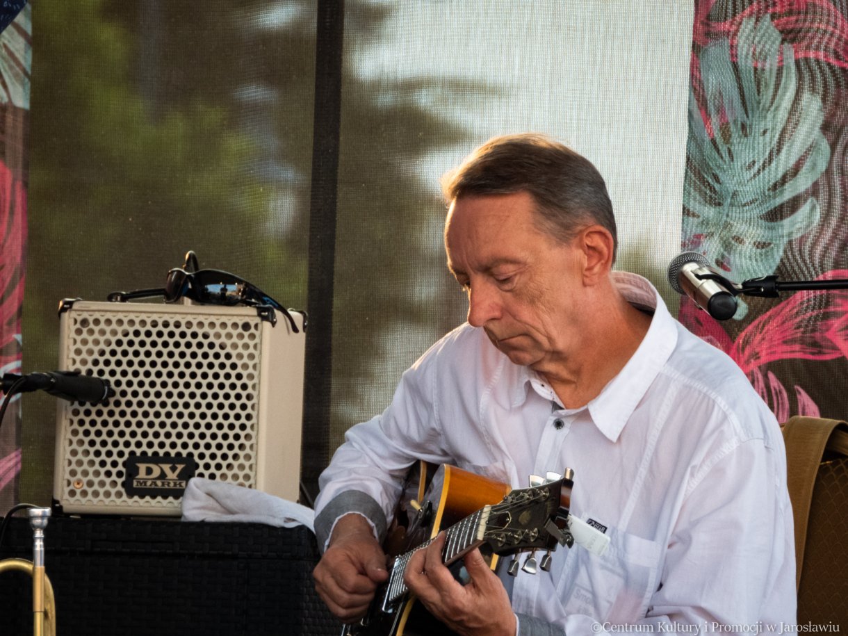 Chcek Point Trio podczas występu - gitara akustyczna