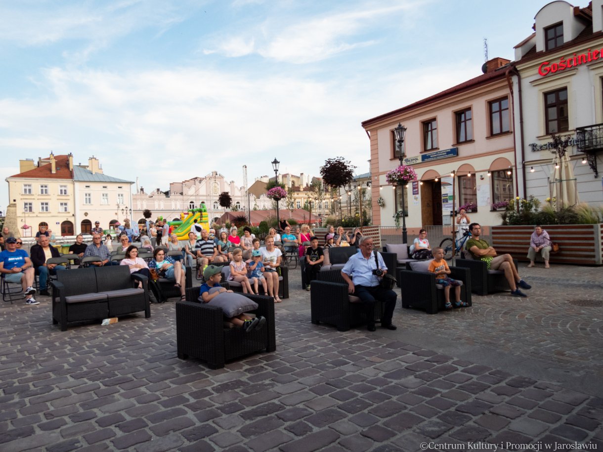 publiczność ogladająca i słuchająca występ Check Point Trio