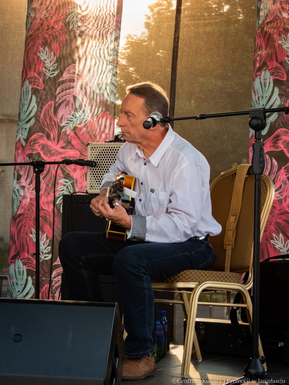 Chcek Point Trio podczas występu - gitara akustyczna