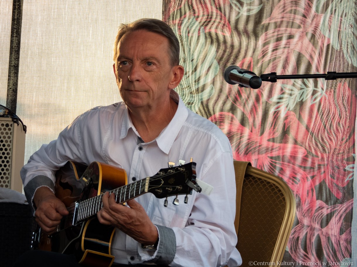 Chcek Point Trio podczas występu - gitara akustyczna