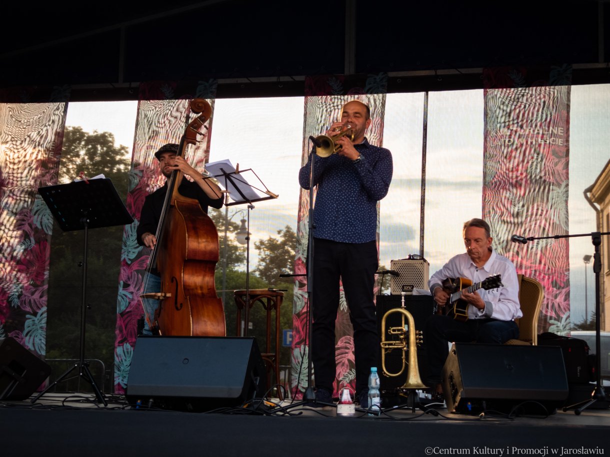 Chcek Point Trio podczas występu - gitara akustyczna