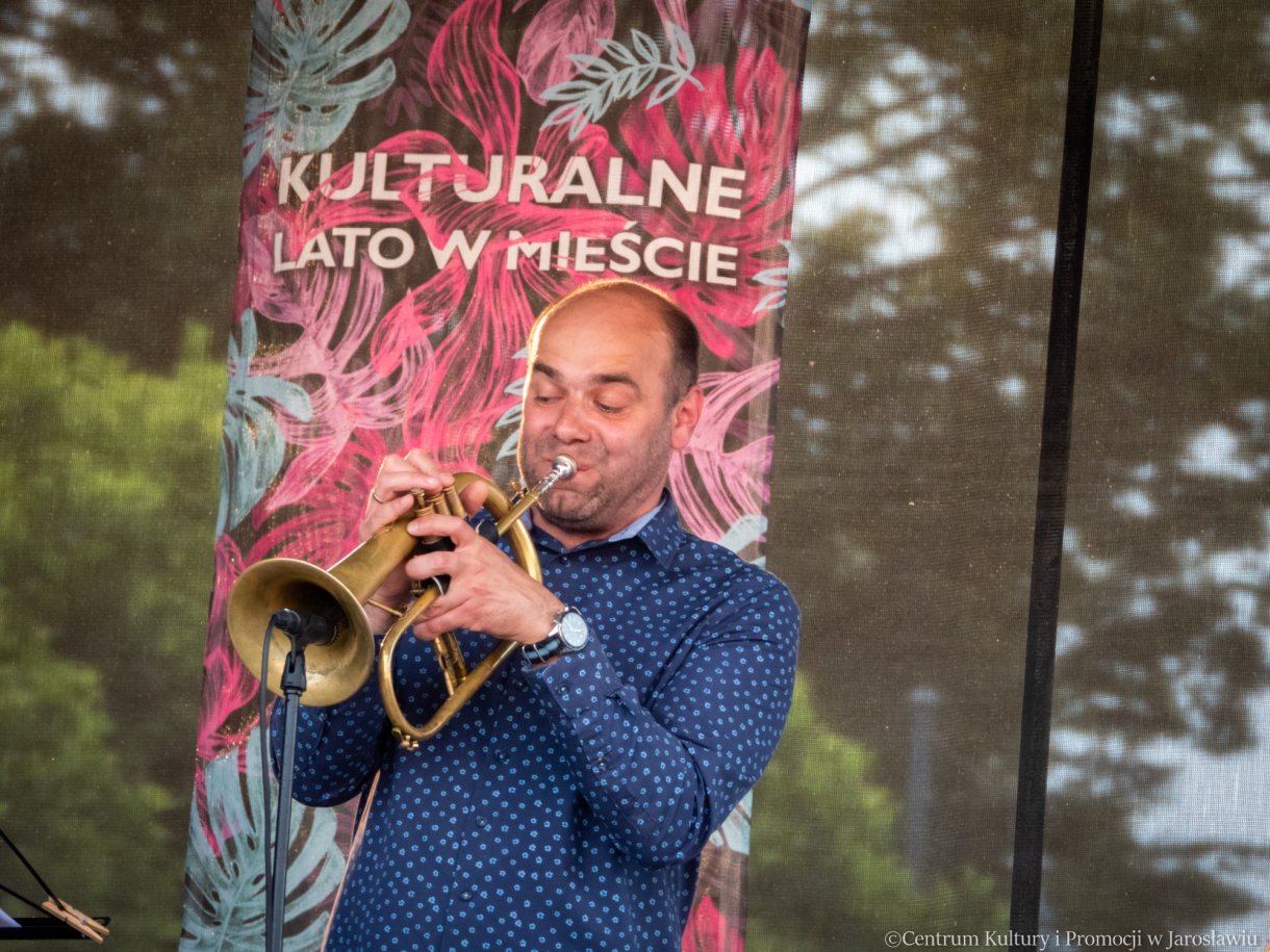 Chcek Point Trio podczas występu - trąbka