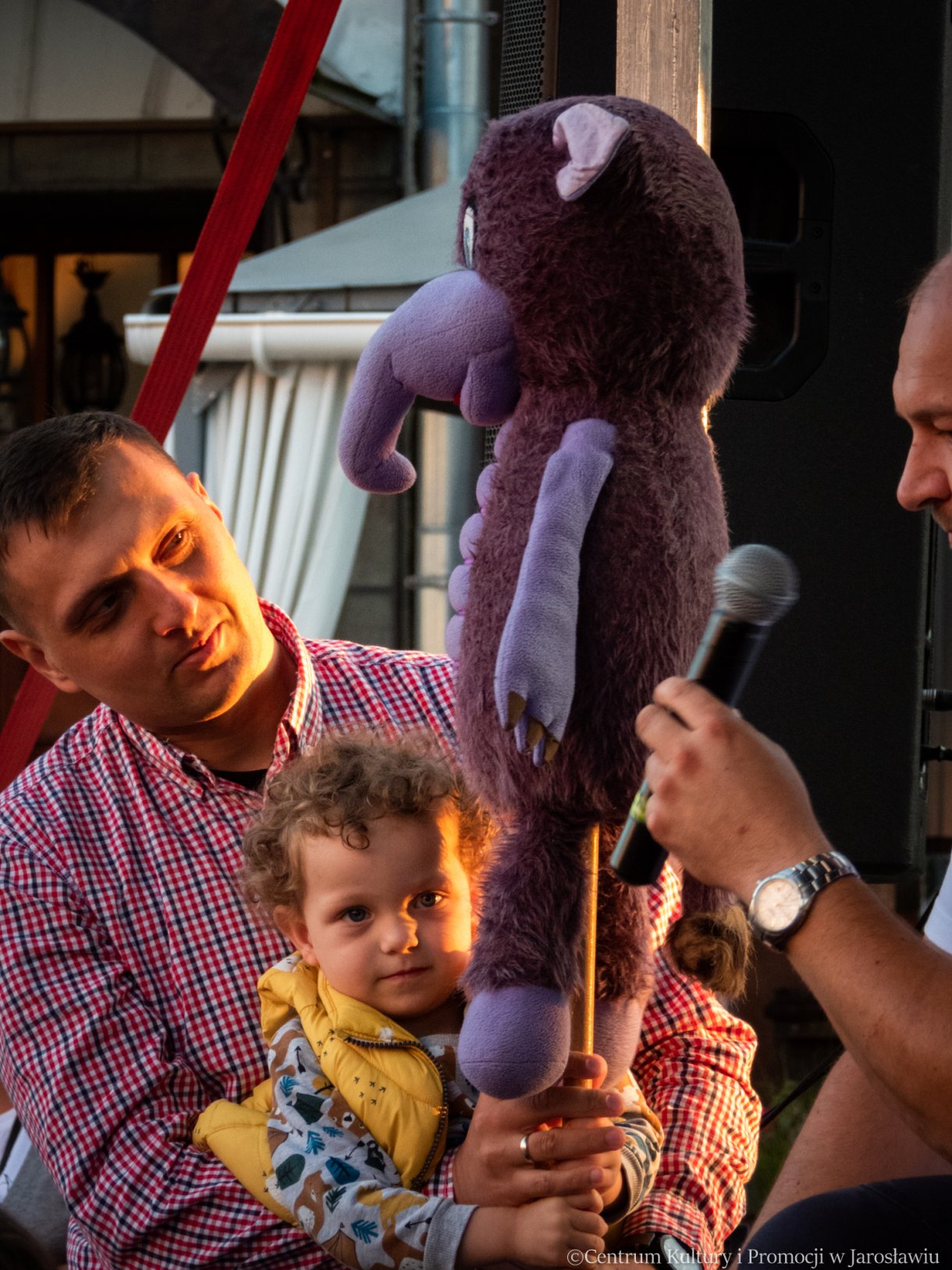 dzieci podczas oglądania z bliska kukiełek