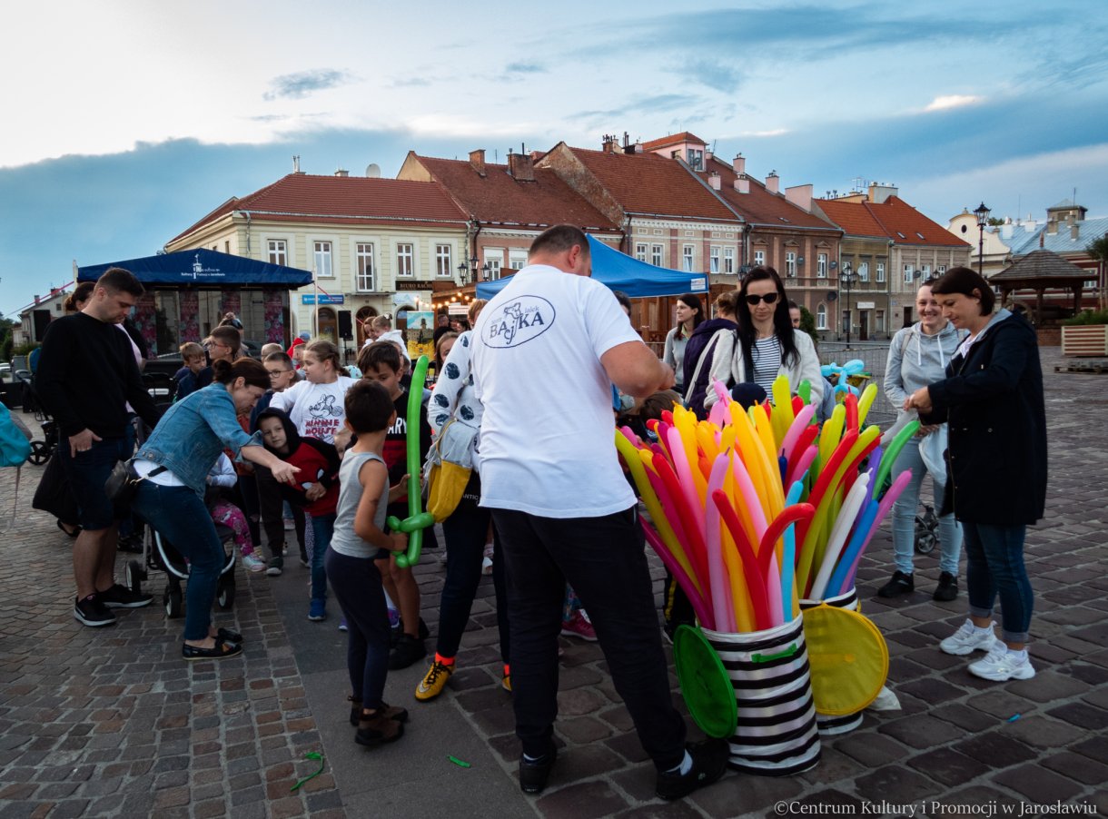 rozdawanie balonów po spektaklu