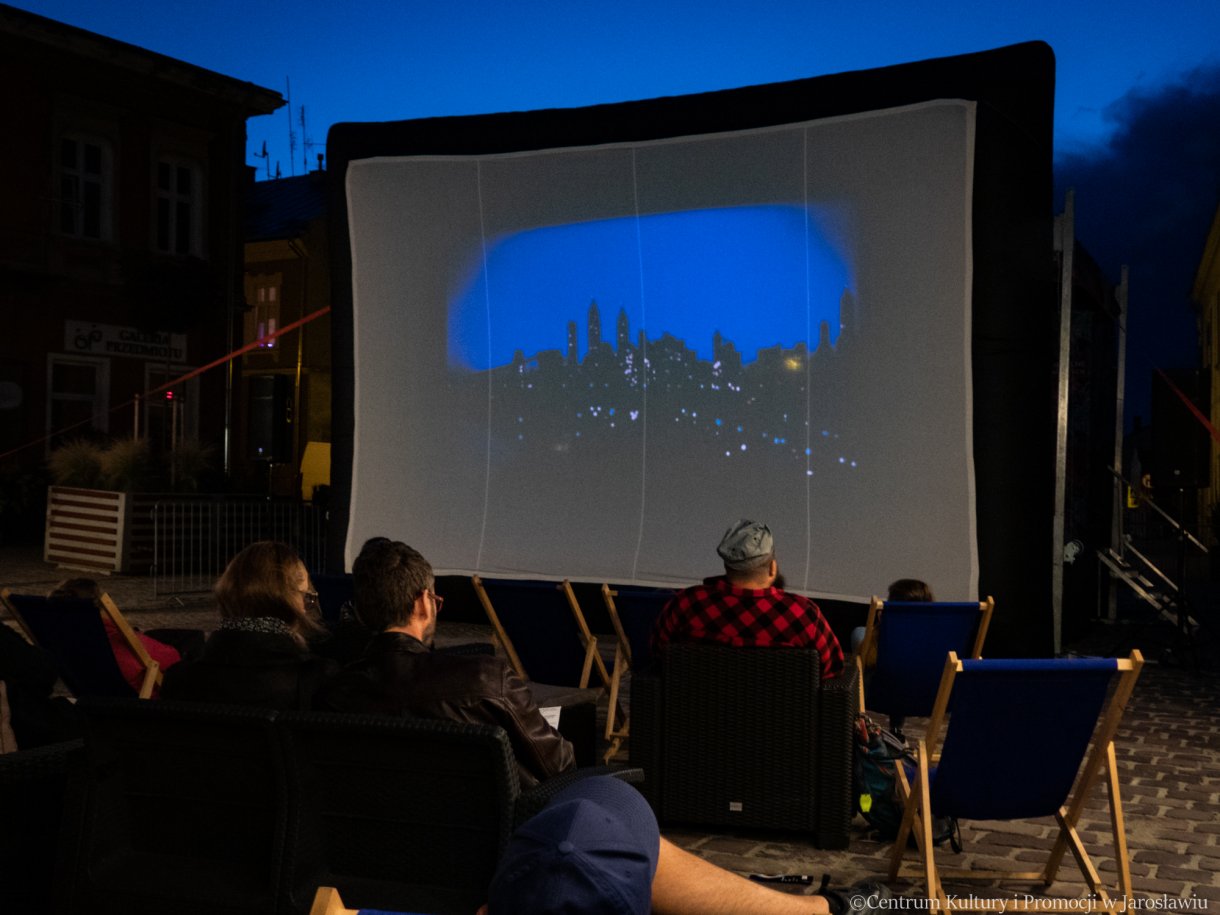 widzowie oglądają musical New York New York podczas seansu plenerowego