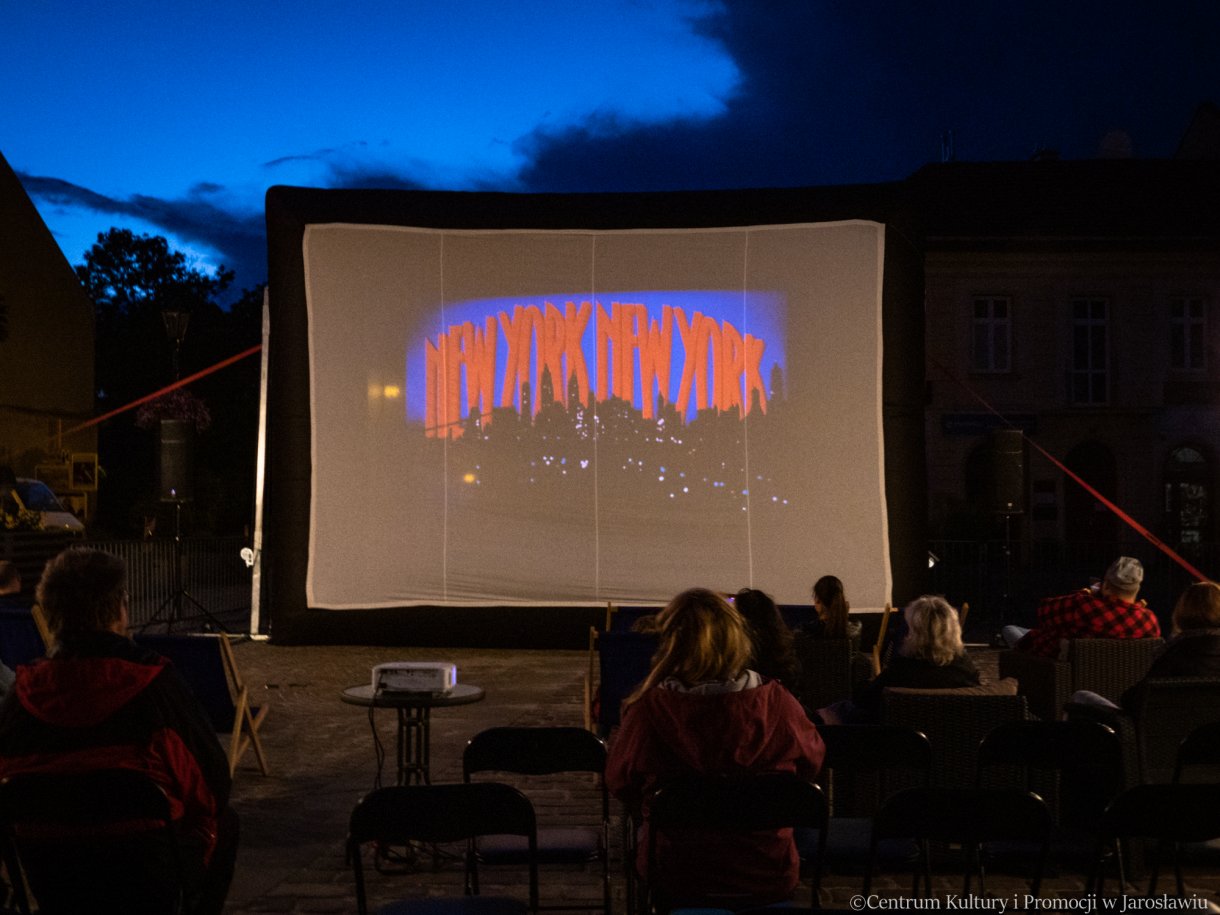 widzowie oglądają musical New York New York podczas seansu plenerowego