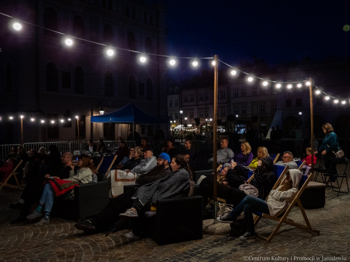 widzowie oglądają musical New York New York podczas seansu plenerowego