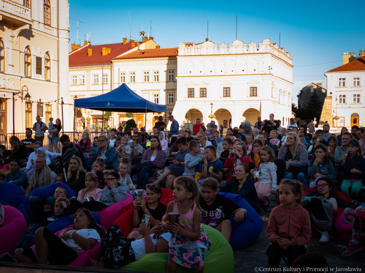 Dzieci ogladające spektakl