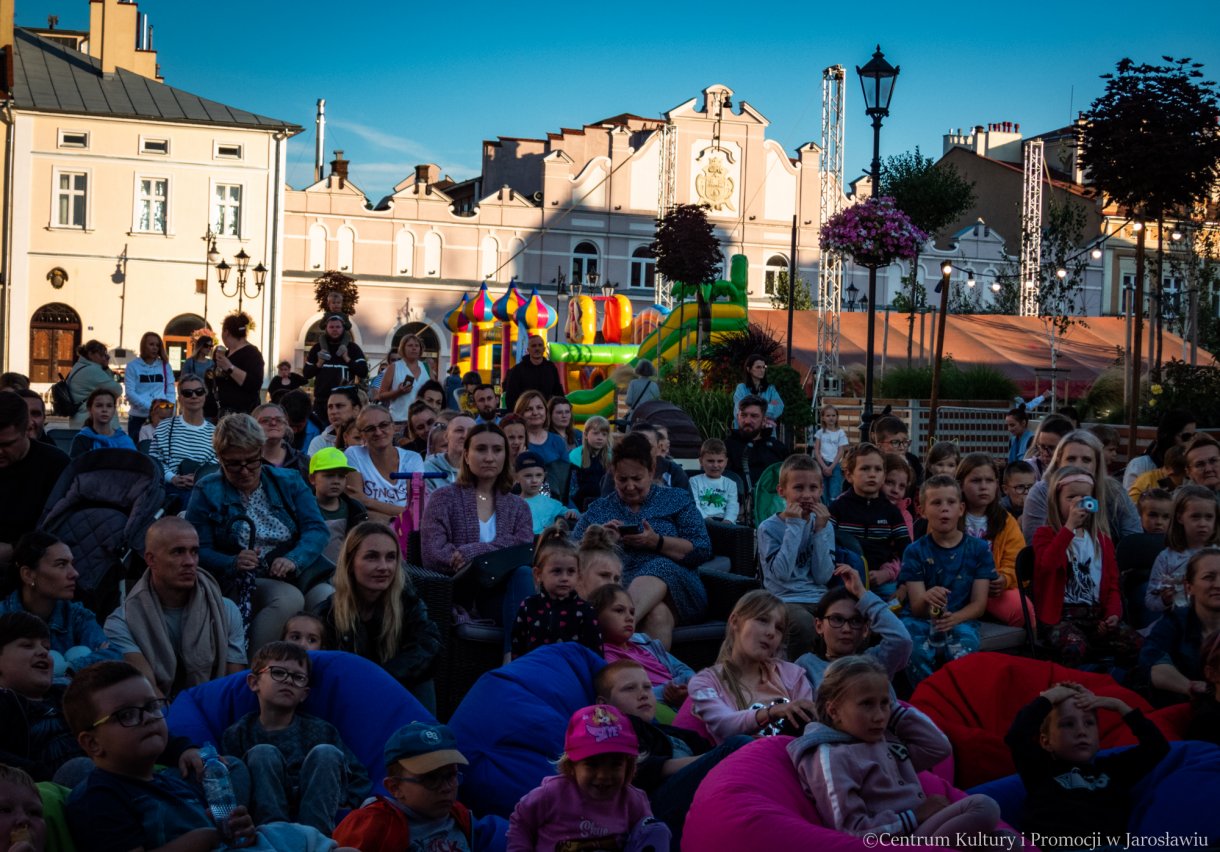 Dzieci ogladające spektakl