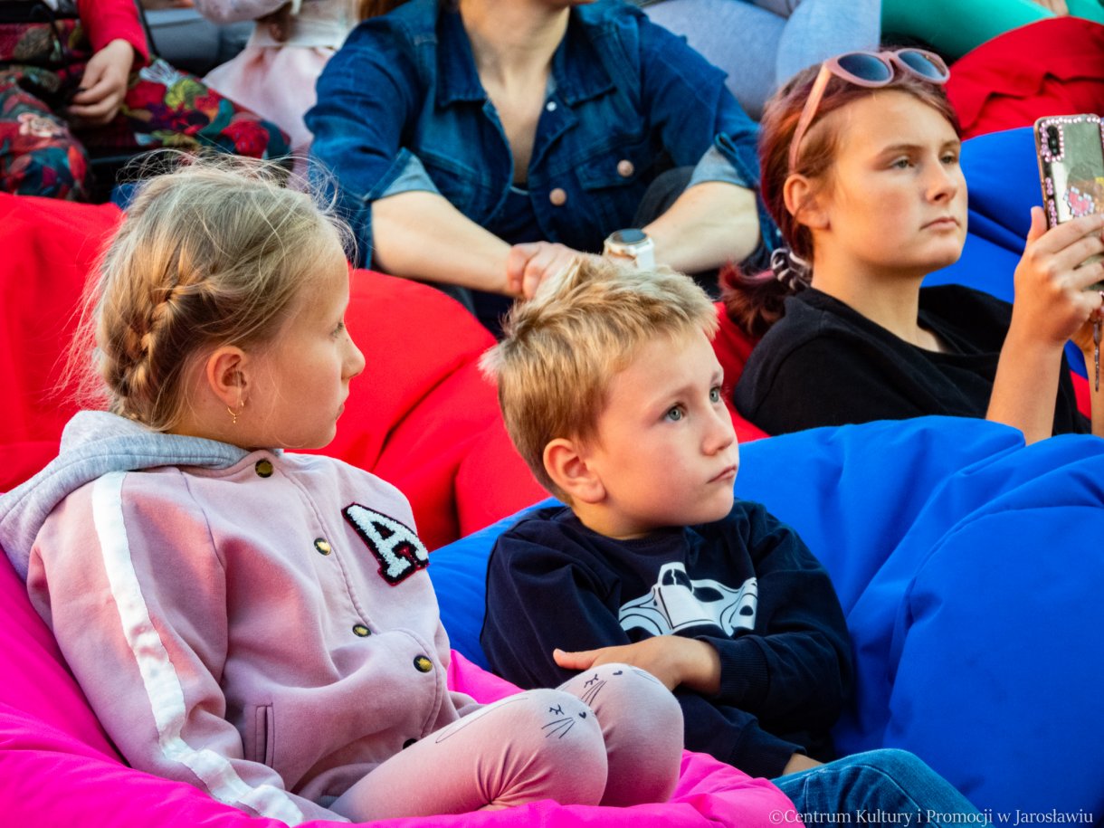 Dzieci ogladające spektakl