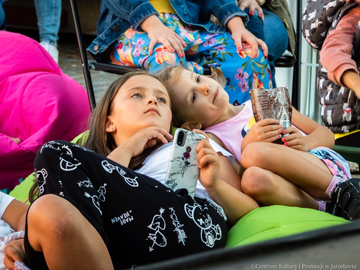 Dzieci ogladające spektakl