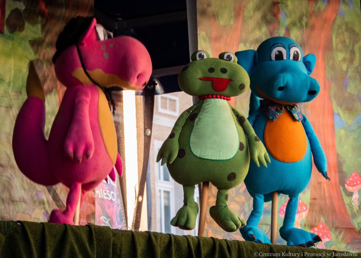 kukiełki podczas spektaklu 